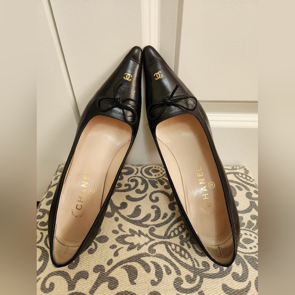 VINTAGE CHANEL Black Classic Pumps With Bow and Logo on Heel - Picture 2 of 10